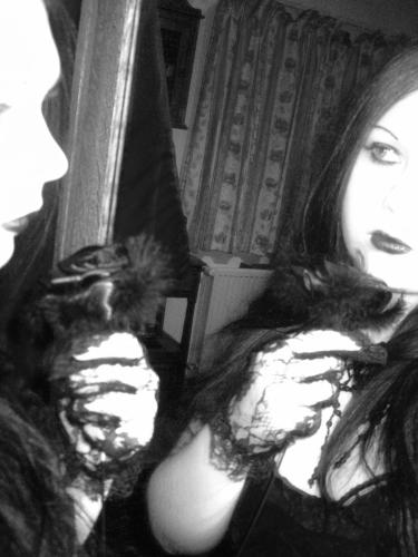 divinity mirroire et roses noir a la main 